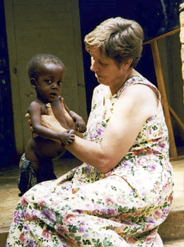 Kolmevuotias Bahati ja Mirja Reinikainen kuvattuna vuonna 1999, jolloin Mukwege alkoi perustaa maailmankuulua Panzin sairaalaa. Kuva: Reinikaisten arkisto