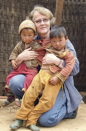 Riitta Kansanen kertoo, ett Kiinan vuoristossa on sadoittain niden pienten lasten kaltaisia, apua tarvitsevia orpolapsia.